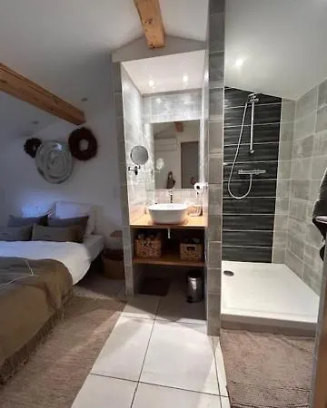 Hébergement de vacances Mazet Avec Piscine Privée Proche Et Commerces à Trois Mn à Pied à Valmer *
