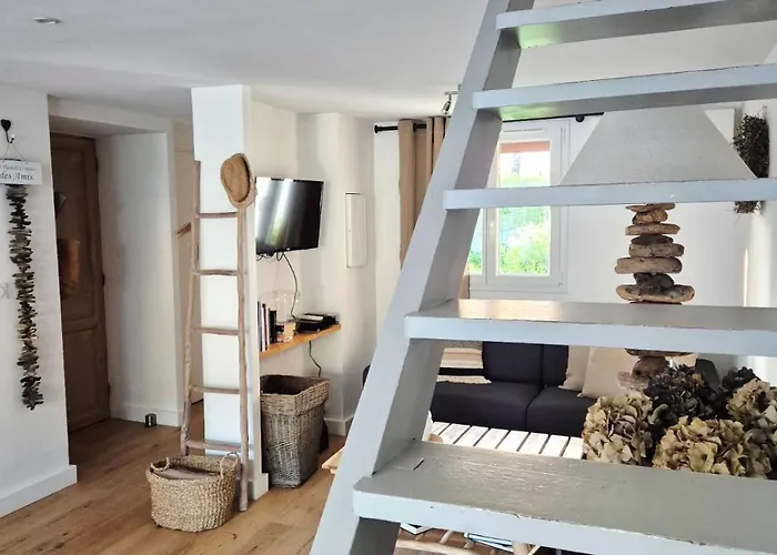 Mazet Avec Piscine Privee Proche Et Commerces A Trois Mn A Pied A Valmer